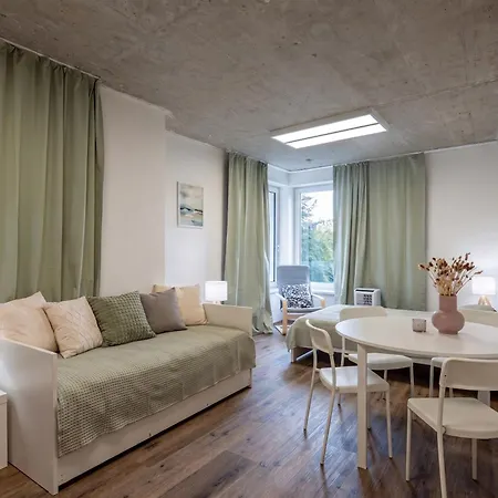 Brand New #17 Near Center With Free Street Parking * Prag