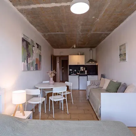 Brand New #17 Near Center With Free Street Parking Praga
