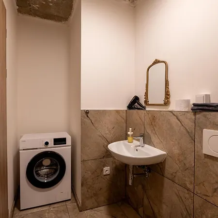 Brand New #17 Near Center With Free Street Parking * Prag